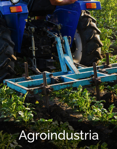 Tractor azul con arado trabajando en un campo de cultivo para el servicio de logística agroindustrial de Teromo.