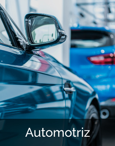 Detalle de espejo lateral de un auto azul moderno representando los servicios de logística automotriz de Teromo.