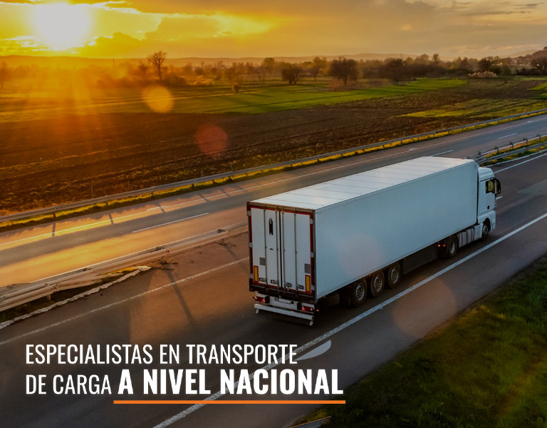 Camión de carga tipo caja seca circulando por carretera durante el atardecer, representando el transporte de carga a nivel nacional de Teromo.