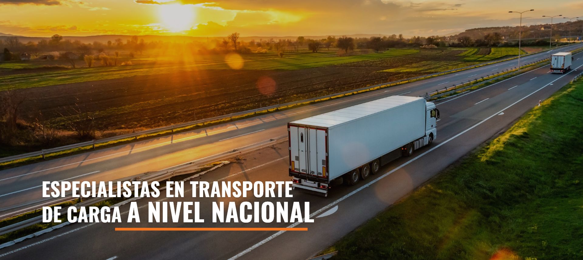 Camión de carga blanco circulando por carretera al atardecer, representando el servicio de transporte nacional de Teromo.