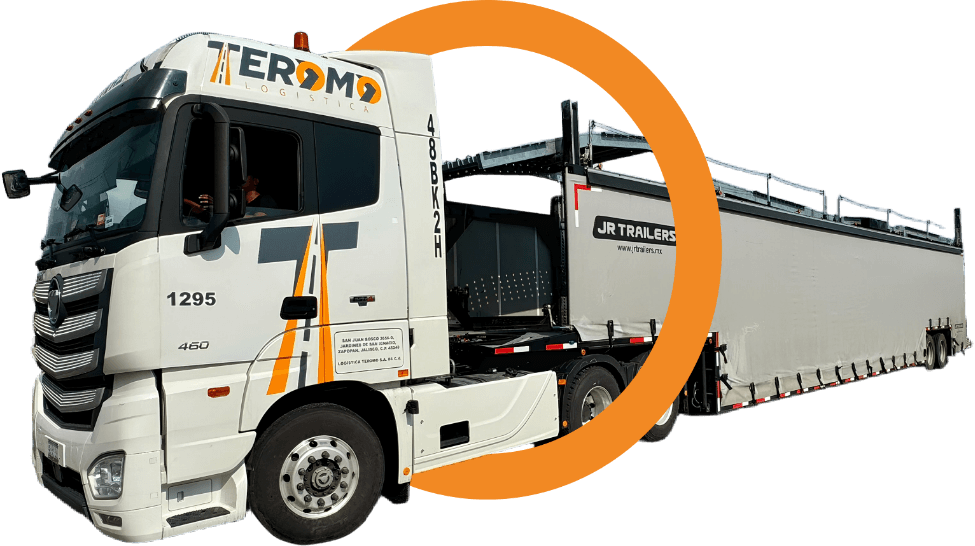 Tractocamión blanco de Teromo Logística con remolque tipo madrina para el transporte de automóviles.